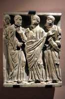 Frammento di sarcofago con orante tra Pietro e Paolo