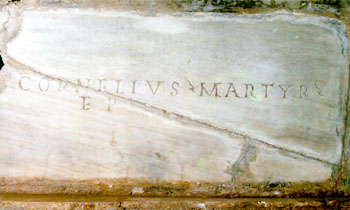 La lastra marmorea sulla tomba di Papa Cornelio 