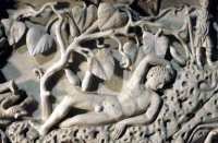 Particolare di fronte di sarcofago in marmo con il ciclo delle storie di Giona